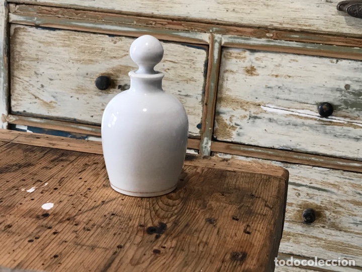 Antig&uuml;edades: Botella perfume o frasco de opalina blanca - Foto 1