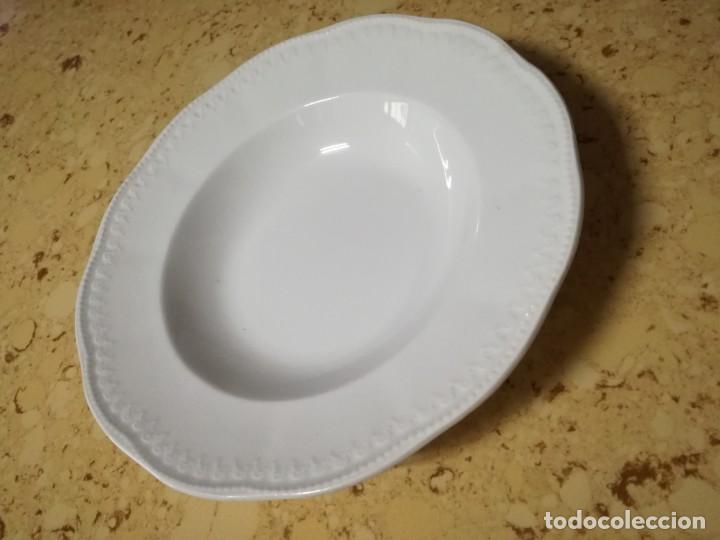 Antig&uuml;edades: PLATO HONDO CON RELIEVE BLANCO. - Foto 1
