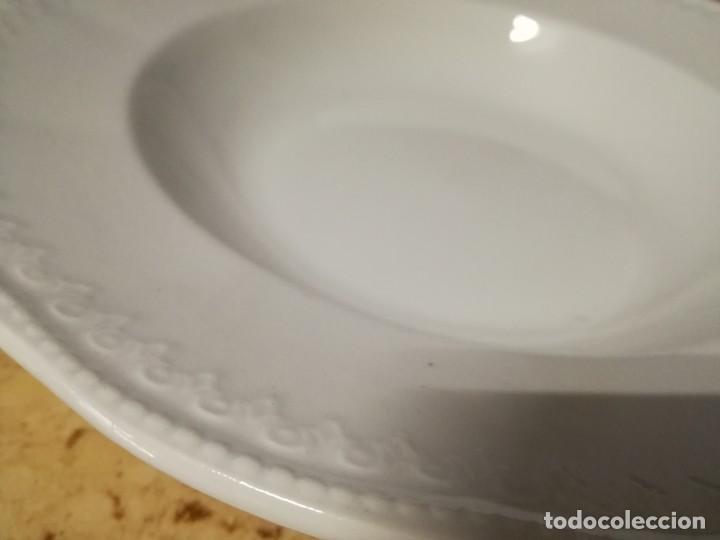 Antig&uuml;edades: PLATO HONDO CON RELIEVE BLANCO. - Foto 2