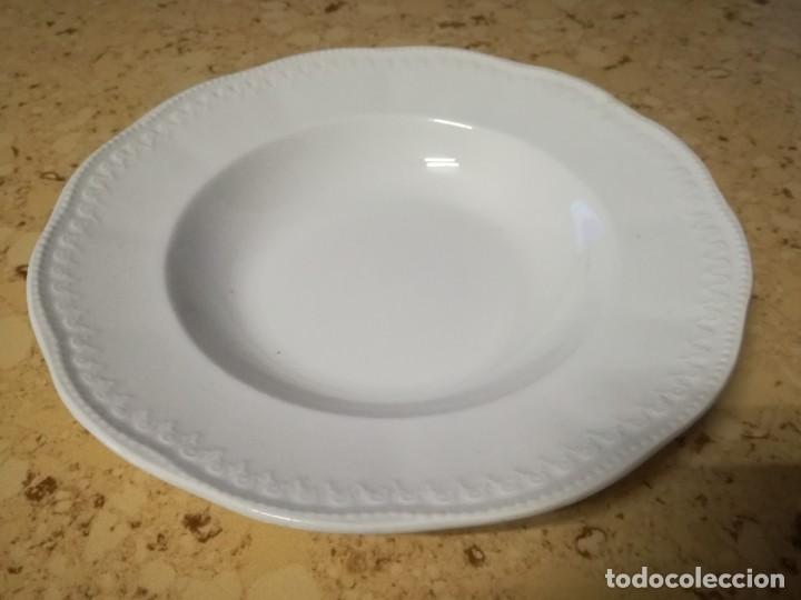 Antig&uuml;edades: PLATO HONDO CON RELIEVE BLANCO. - Foto 3