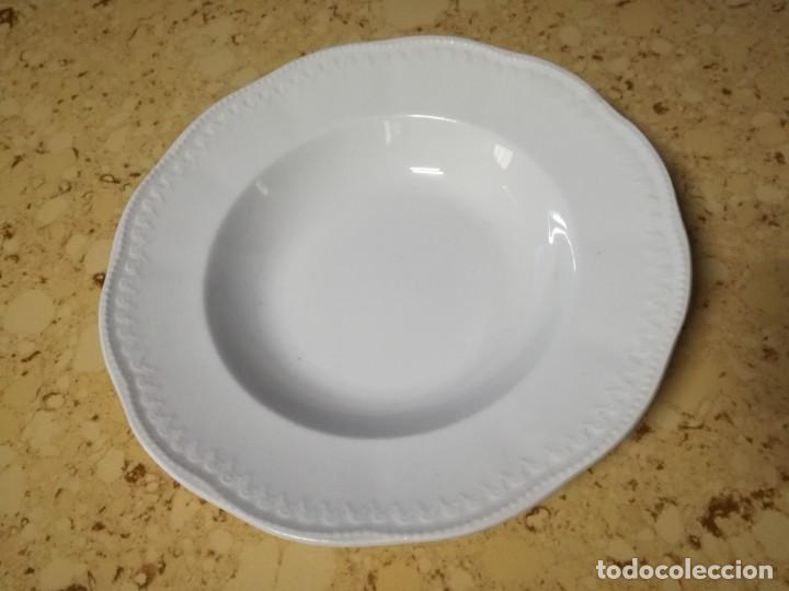 Antig&uuml;edades: PLATO HONDO CON RELIEVE BLANCO. - Foto 4