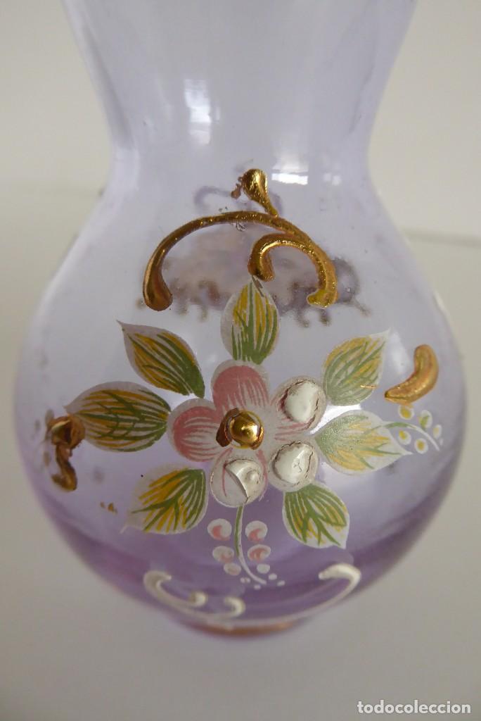 Antig&uuml;edades: JARRONCITO DE CRISTAL MALVA DECORADO A MANO - Foto 2