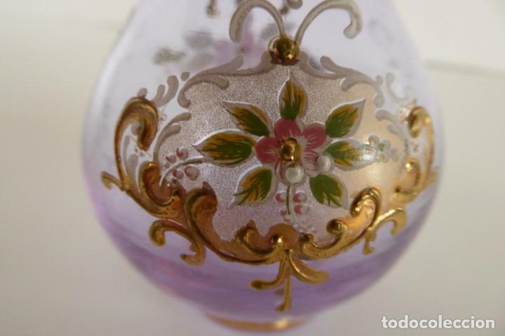 Antig&uuml;edades: JARRONCITO DE CRISTAL MALVA DECORADO A MANO - Foto 3