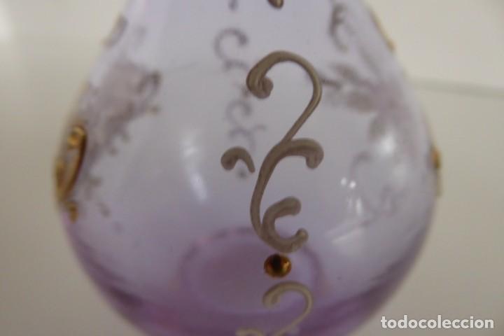 Antig&uuml;edades: JARRONCITO DE CRISTAL MALVA DECORADO A MANO - Foto 4
