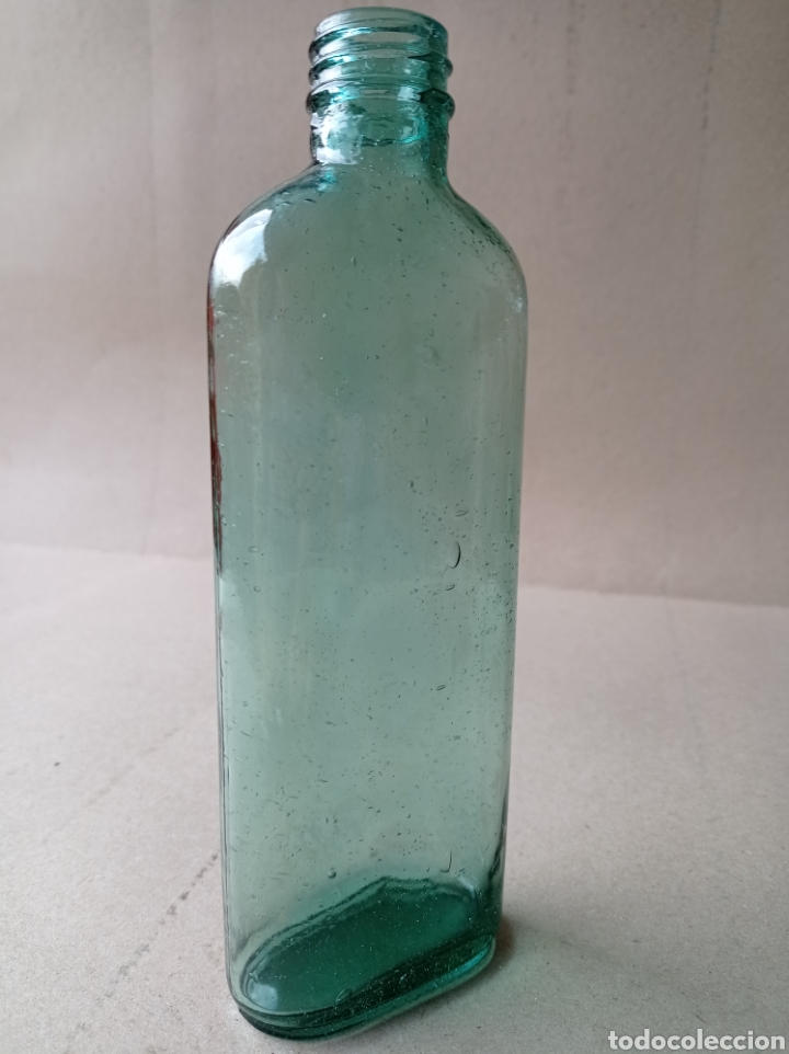 Antig&uuml;edades: Botella de cristal verde, jarabe.