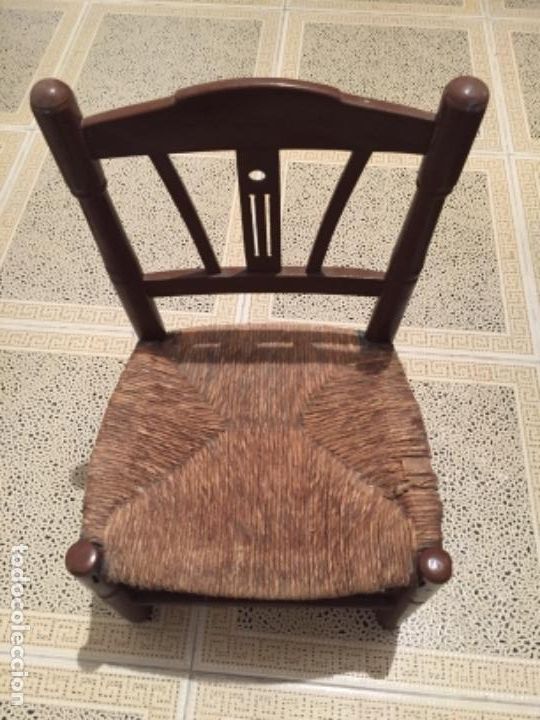 Antig&uuml;edades: Silla peque&ntilde;a de enea pintada - Foto 1