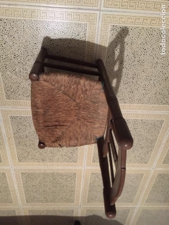 Antig&uuml;edades: Silla peque&ntilde;a de enea pintada - Foto 2