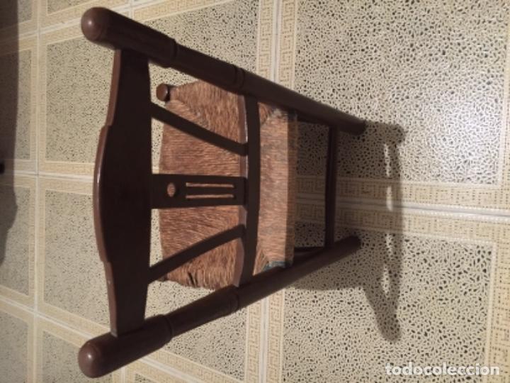 Antig&uuml;edades: Silla peque&ntilde;a de enea pintada - Foto 3