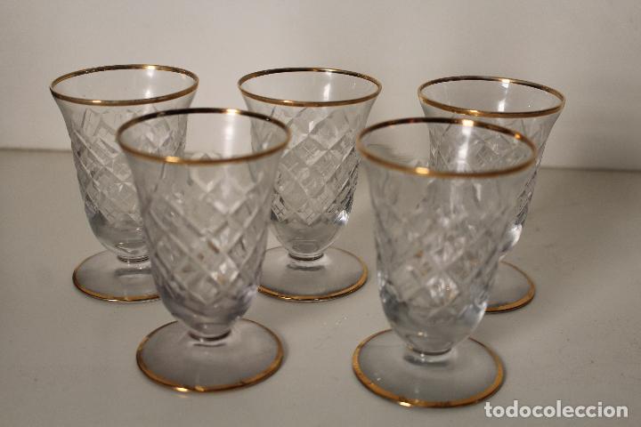 Antig&uuml;edades: 5 Vasos de licor antiguos de cristal transparente con bordes ba&ntilde;ados en oro