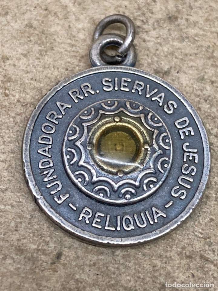 Antig&uuml;edades: Medalla de plata con reliquia de religiosa - Foto 2