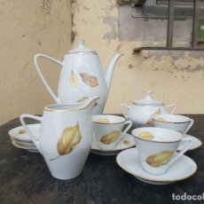 Antigüedades: PRECIOSO JUEGO DE CAFÉ SANTA CLARA CON MOTIVOS DE HOJAS.. Lote 260903395