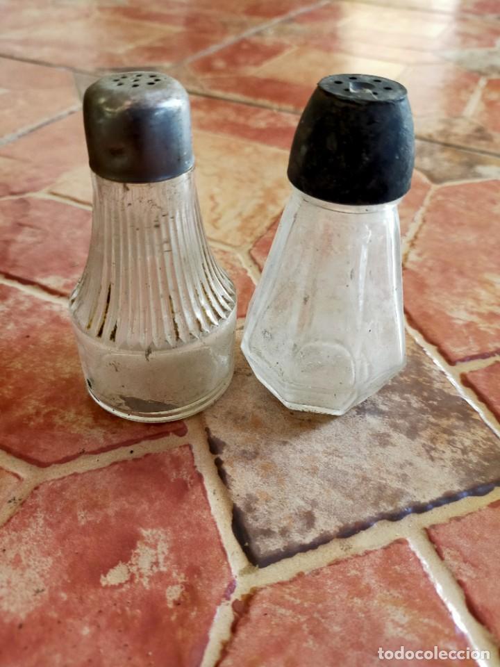 Antiquit&eacute;s: Antiguo lote 2 saleros antiguos vidrio, tapa met&aacute;lica y de pl&aacute;stico