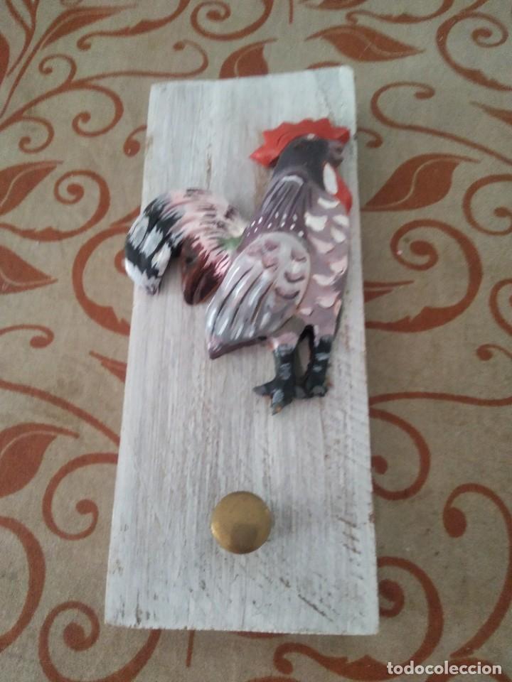 Antig&uuml;edades: Perchero gallo cer&aacute;mica madera - Foto 2