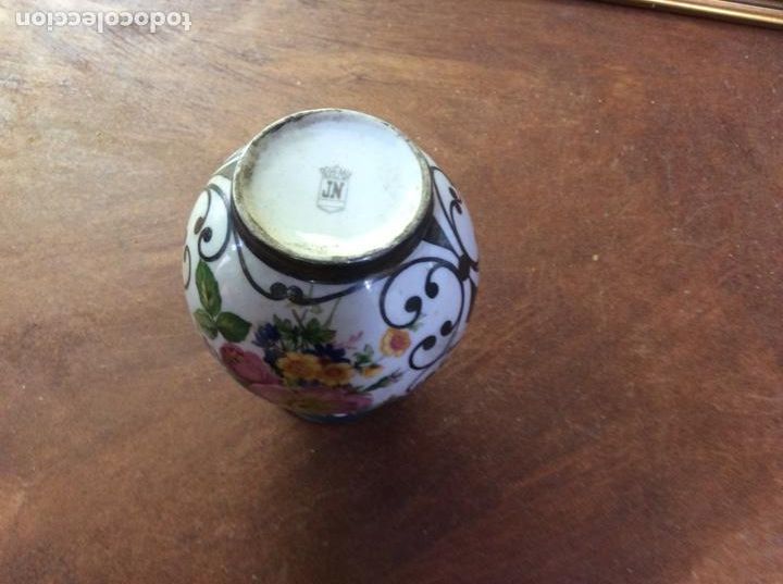 Antig&uuml;edades: Peque&ntilde;o jarr&oacute;n decorado en plata. - Foto 2