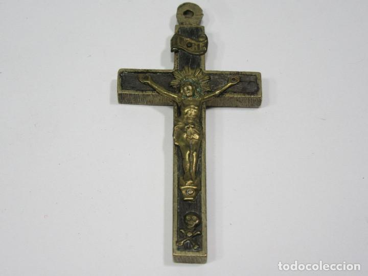 Antig&uuml;edades: Crucifijo en madera y bronce. - Foto 1