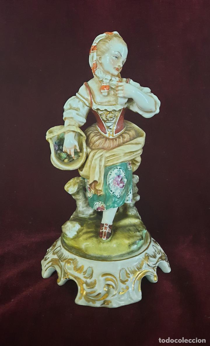 Antig&uuml;edades: PORCELANAS HISPANIA - DAMA CON CESTA DE FRUTAS. - Foto 1