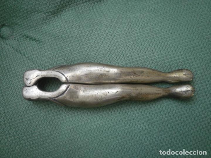 Antig&uuml;edades: Utensilio para almendras o nueces. - Foto 1