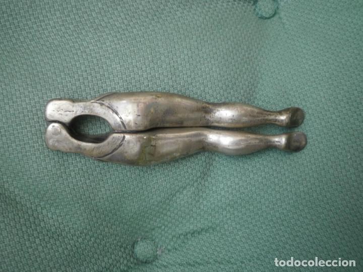 Antig&uuml;edades: Utensilio para almendras o nueces. - Foto 2