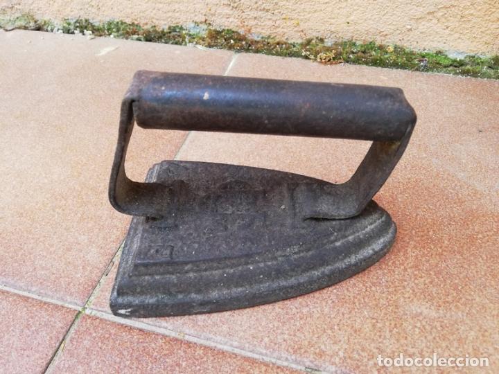 Antig&uuml;edades: Antigua plancha de hierro. - Foto 2