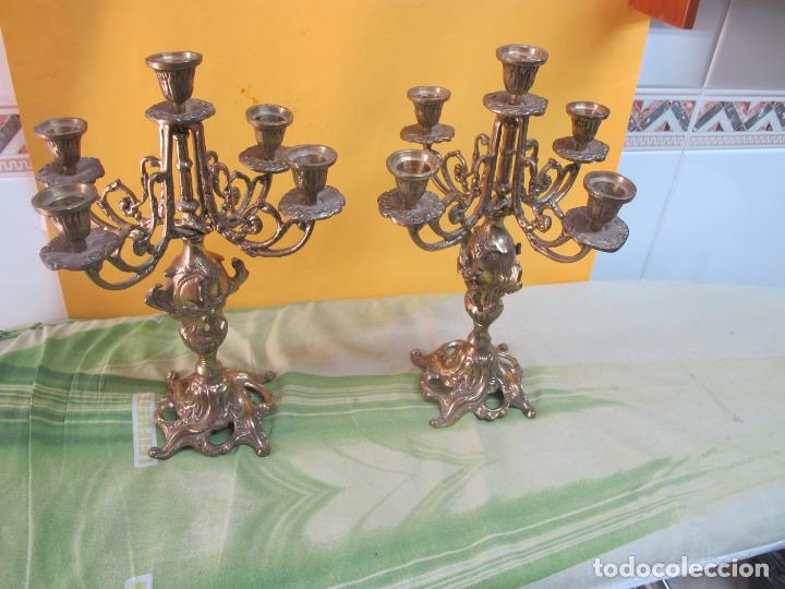 Antig&uuml;edades: PAREJA DE CANDELABROS, EN BRONCE, DE CINCO BRAZOS - Foto 2