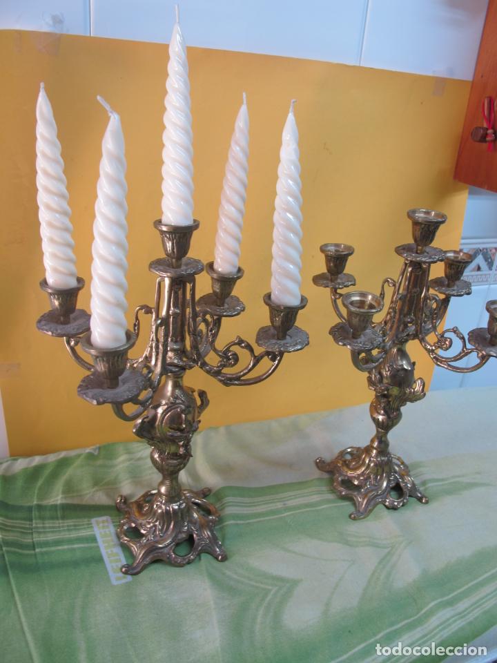 Antig&uuml;edades: PAREJA DE CANDELABROS, EN BRONCE, DE CINCO BRAZOS - Foto 4