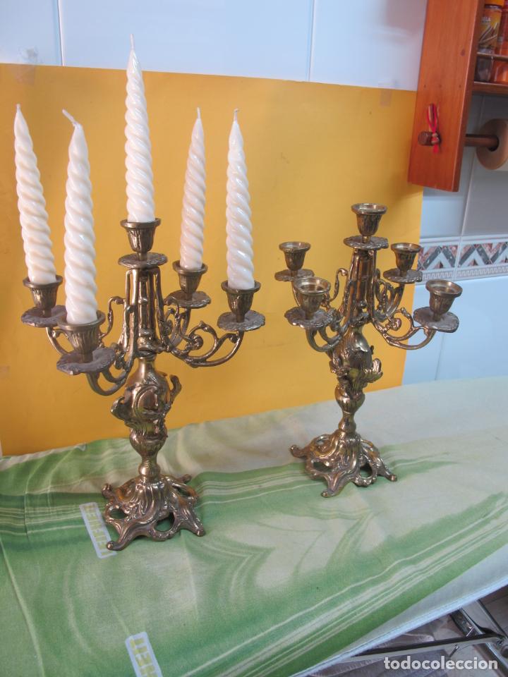 Antig&uuml;edades: PAREJA DE CANDELABROS, EN BRONCE, DE CINCO BRAZOS - Foto 1