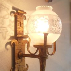 Antigüedades: LAMPARA DE PARED DE HIERRO DORADO, APLIQUE DE PARED. Lote 262102315