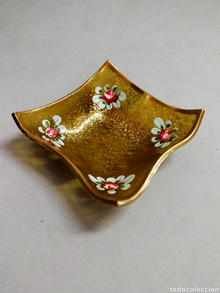 Oggetti Antichi: PLATILLO O PLATO PEQUE&Ntilde;O DE CRISTAL DORADO CON DECORACION FLORAL PINTADA A MANO, CUADRADO.
