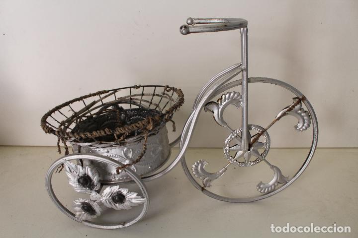 Antig&uuml;edades: Macetero triciclo de metal - Foto 1