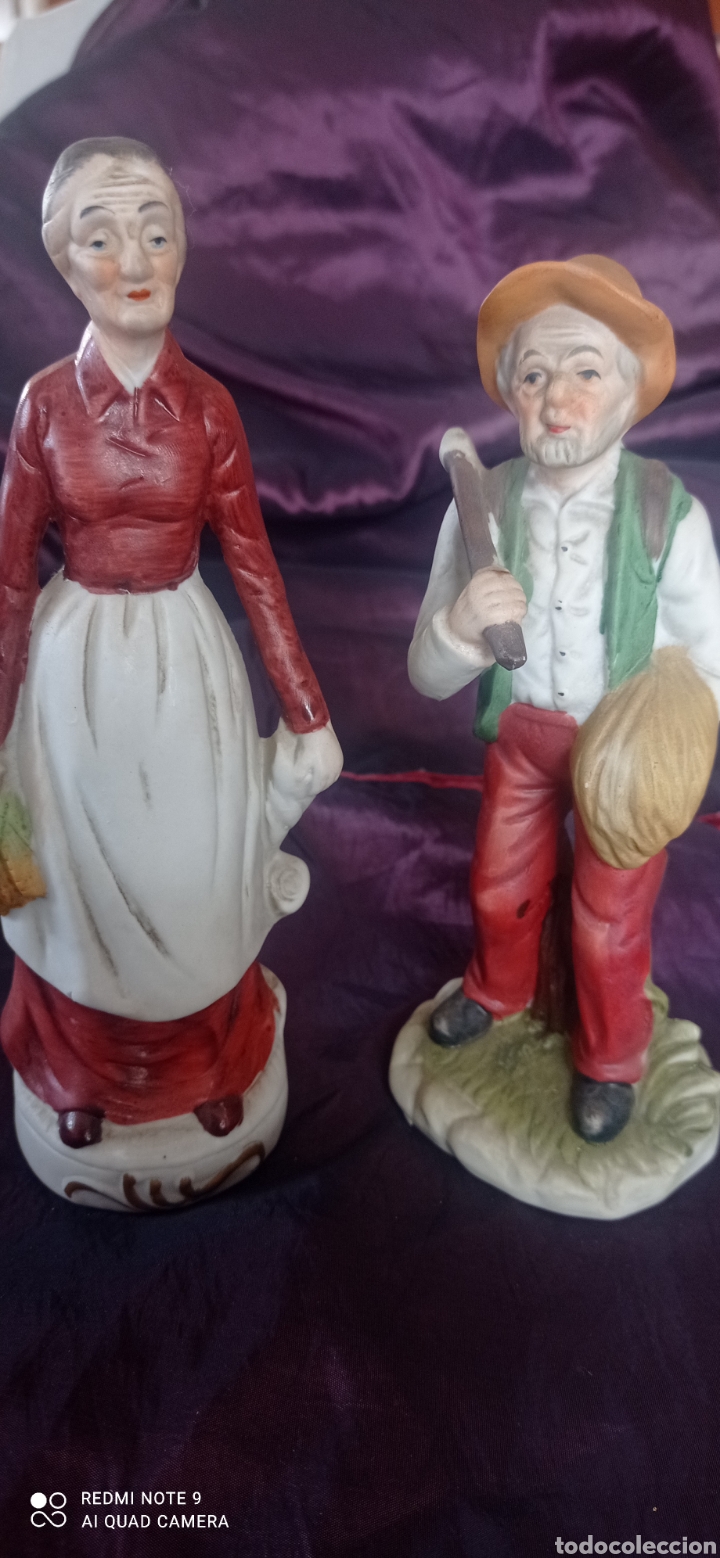 Antiquit&eacute;s: Pareja de figuras antiguas de biscuit abuelos campesinos