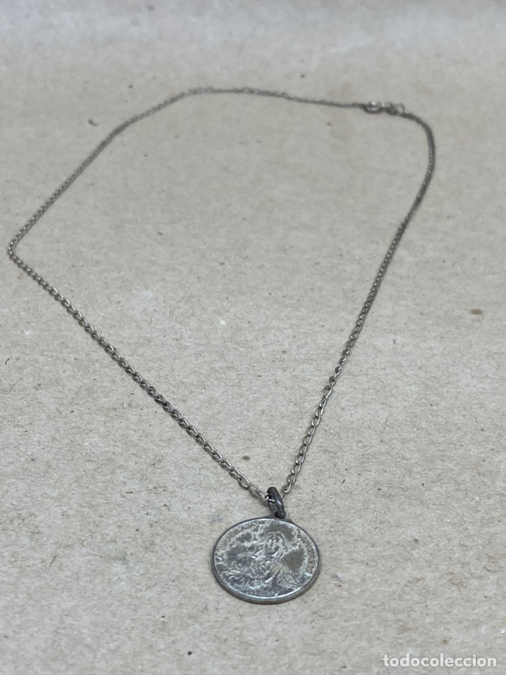 Antig&uuml;edades: Medalla y cadena de plata religiosa - Foto 1