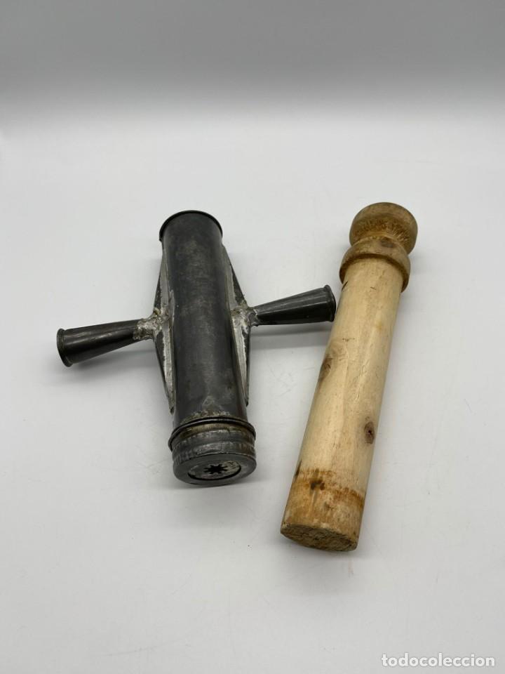 Antig&uuml;edades: ANTIGUA CHURRERA DE MANO Y EMBOLO DE MADERA - Foto 5