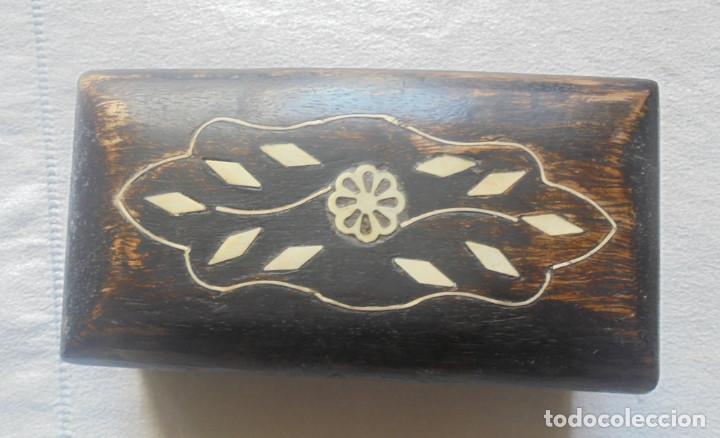 Antig&uuml;edades: Caja de madera con incrustaciones - Foto 1
