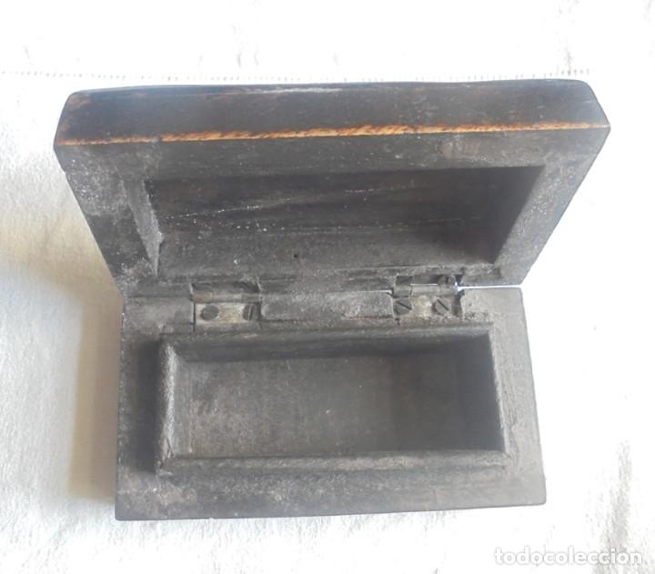 Antig&uuml;edades: Caja de madera con incrustaciones - Foto 2