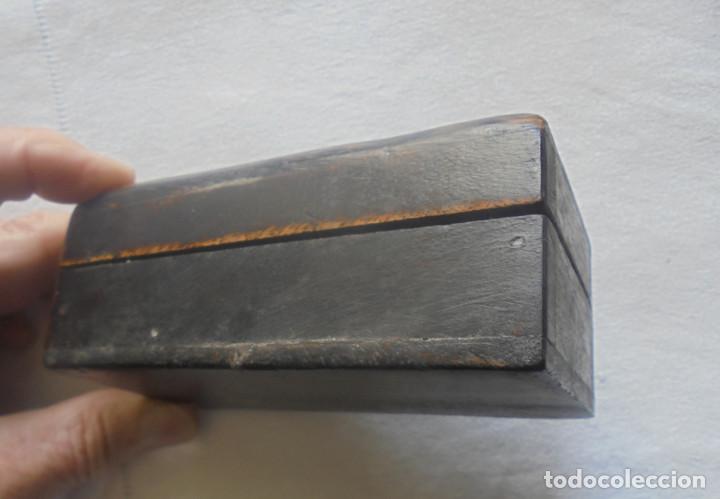 Antig&uuml;edades: Caja de madera con incrustaciones - Foto 3