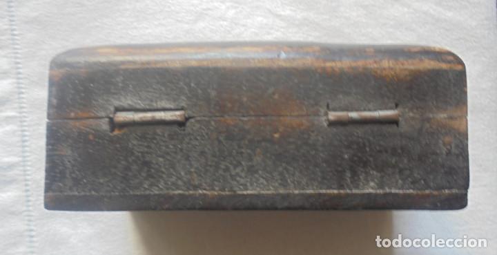 Antig&uuml;edades: Caja de madera con incrustaciones - Foto 4