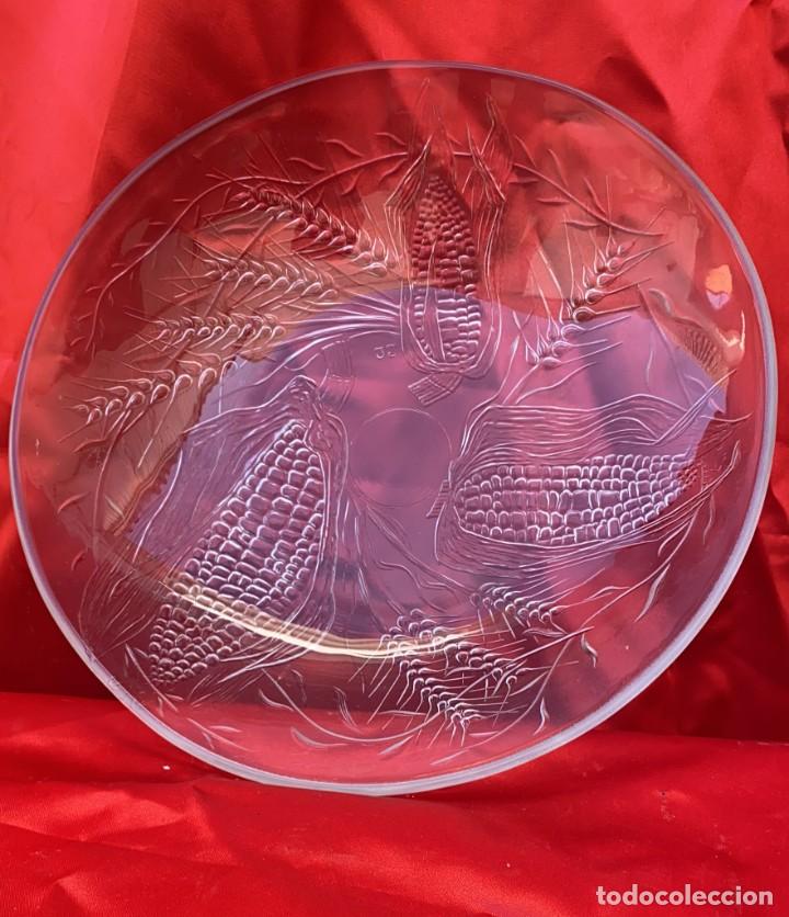 Antiquit&auml;ten: FUENTE ANTIGUA DE CRISTAL CON MAZORCAS DE MAIZ TALLADAS DE 29 CMS. DE DIAMETRO