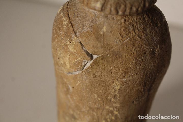 Antig&uuml;edades: figura de piedra rey con espada - Foto 3