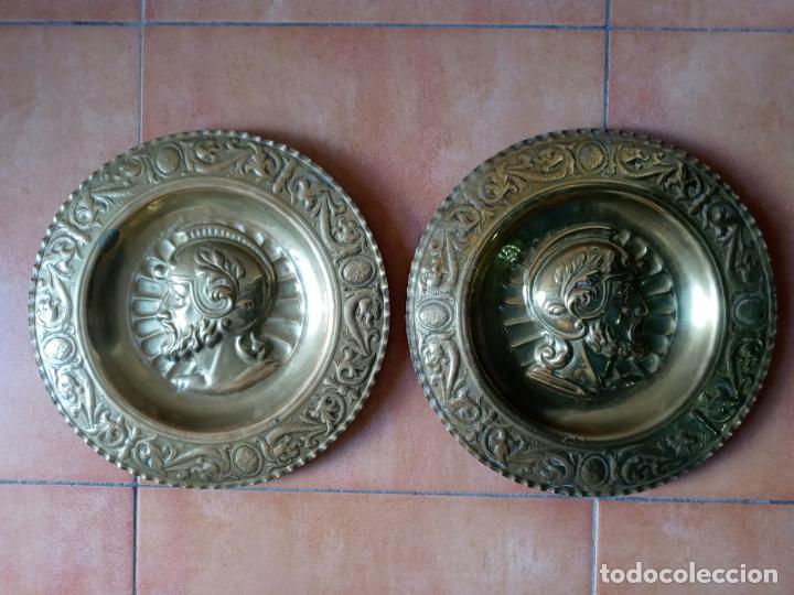 Antig&uuml;edades: Pareja pareja de platos de bronce para colgar- busto guerreros