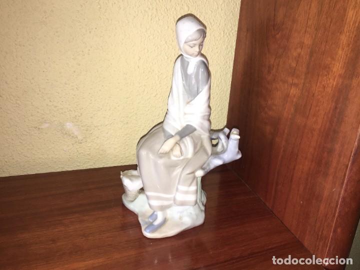 Antig&uuml;edades: FIGURA DE LLADRO MUJER SENTADA CON CESTA - Foto 1