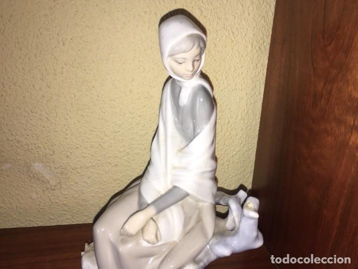 Antig&uuml;edades: FIGURA DE LLADRO MUJER SENTADA CON CESTA - Foto 2