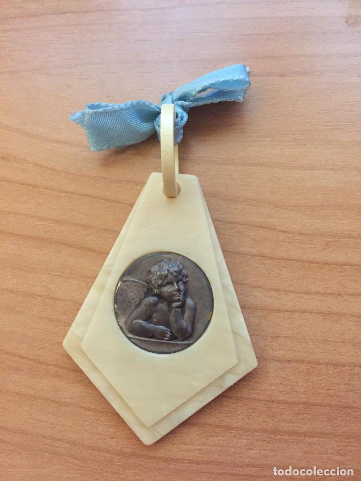 Antig&uuml;edades: MEDALLA COLGAR CUNA CELULOIDE Y METAL - Foto 1