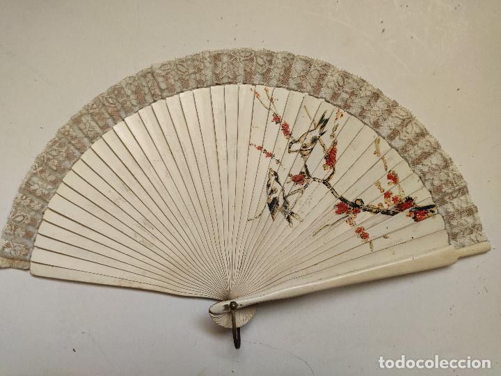 Antig&uuml;edades: Abanico de madera lacada y pintado con encaje. - Foto 1