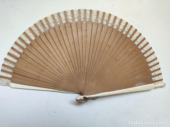 Antig&uuml;edades: Abanico de madera lacada y pintado con encaje. - Foto 2