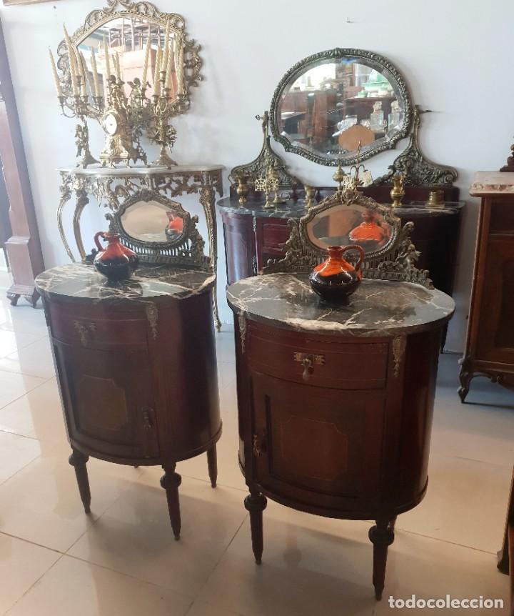 Antig&uuml;edades: 2 Mesitas de Noche - Foto 2