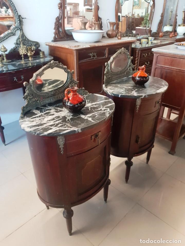 Antig&uuml;edades: 2 Mesitas de Noche - Foto 3