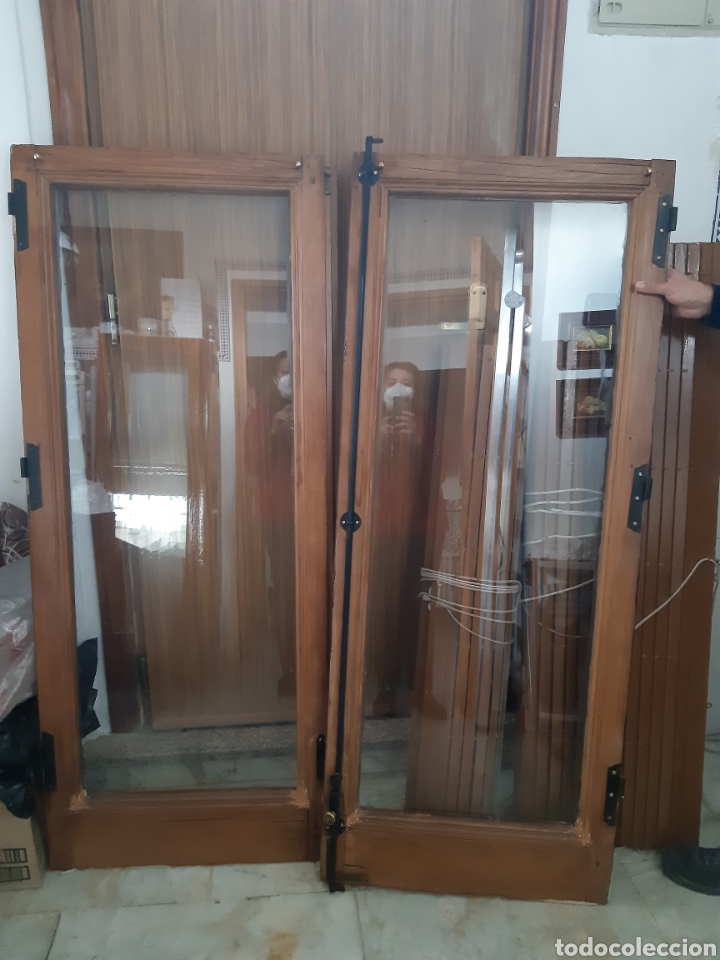 Antig&uuml;edades: Pareja de hojas de ventana madera - Foto 1