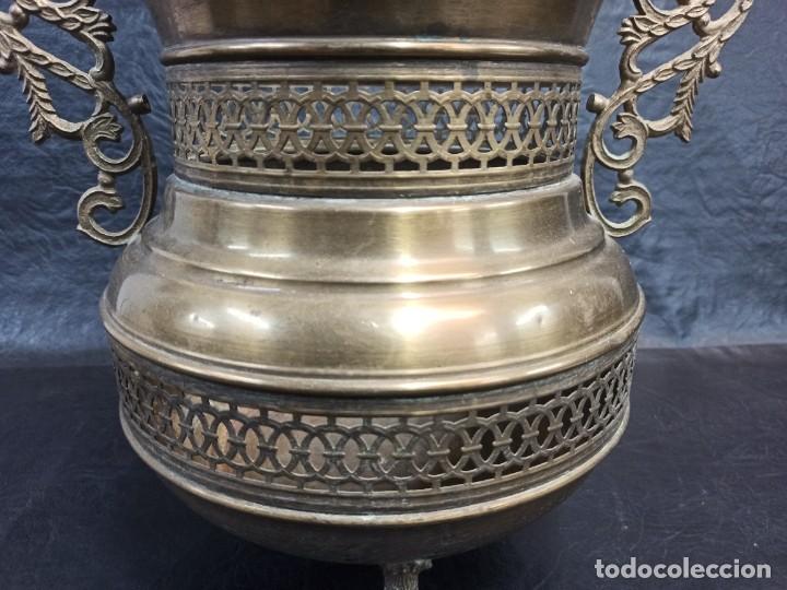 Antig&uuml;edades: Decorativo recipiente en lat&oacute;n. PD - Foto 3