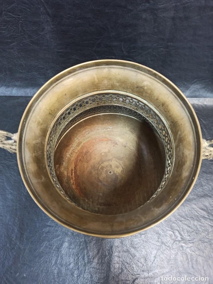 Antig&uuml;edades: Decorativo recipiente en lat&oacute;n. PD - Foto 5