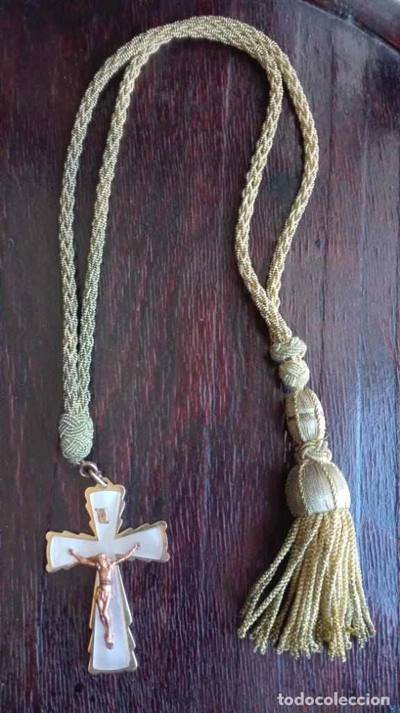 Antig&uuml;edades: Crucifijo con cord&oacute;n de hilo de oro de primera comuni&oacute;n - Foto 1